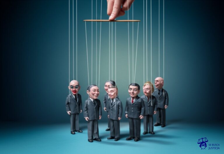 Un grupo de marionetas idénticas, todas conectadas a un único y enorme hilo invisible, sostenido por una mano gigantesca que no se ve. Representa: Falta de independencia en órganos administrativos