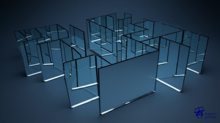 Un laberinto hecho de espejos. Representa: Falta de información clara en contratos