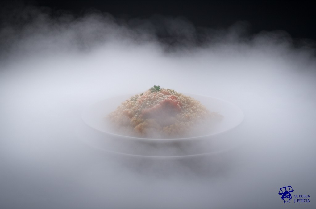 Un plato de comida con un aspecto apetitoso, pero cubierto por una espesa niebla. Representa: Falta de información clara en etiquetas