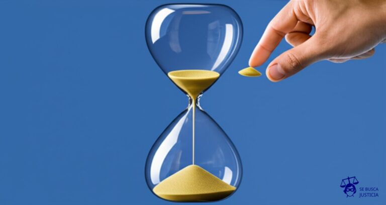 Un reloj de arena inclinado, con la arena casi totalmente en la parte inferior, y un par de granos de arena siendo soplados hacia arriba por una mano invisible justo cuando el reloj se voltea. Representa: Final de básquet JJOO 1972: la URSS venció a EE.UU. con 3 segundos adicionales añadidos de forma irregular