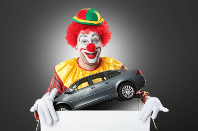 Un payaso con una sonrisa enorme, intentando meter un coche destrozado en una caja diminuta. Representa: Fraude por parte de la aseguradora
