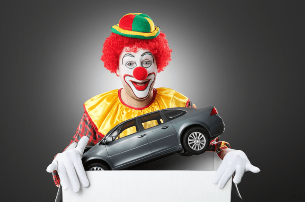 Un payaso con una sonrisa enorme, intentando meter un coche destrozado en una caja diminuta. Representa: Fraude por parte de la aseguradora