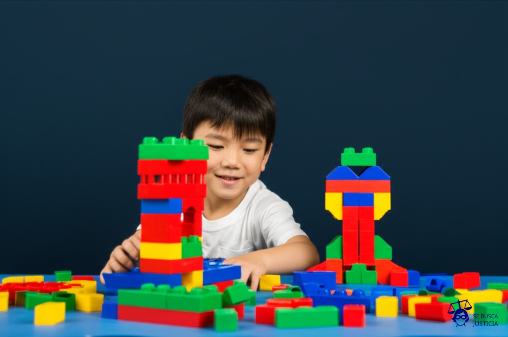 Un niño pequeño jugando con bloques de construcción. El niño está intentando replicar un castillo muy elaborado, pero su versión es torpe y desproporcionada, con bloques caídos y una clara falta de habilidad. Representa: Imitación de obras arquitectónicas protegidas