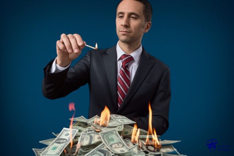 Un hombre con traje y corbata, sosteniendo una cerilla encendida y mirando distraídamente hacia un montón de billetes de dólar que se están quemando. Representa: Incendios forestales provocados por intereses privados