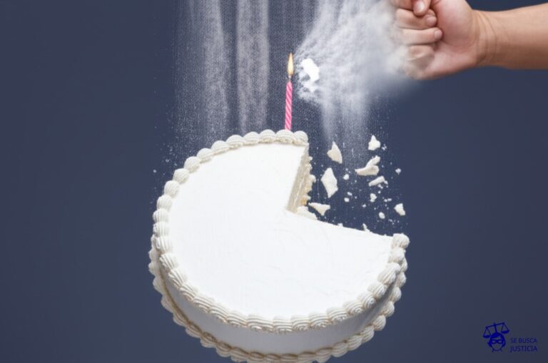 Un gran pastel (la ley) con una vela encendida (el derecho fundamental). Alguien (la ley) intenta soplar la vela, pero su aliento (la inconstitucionalidad) es tan fuerte que el pastel sale volando por los aires, deshecho. Representa: Inconstitucionalidad de una ley por afectar derechos fundamentales