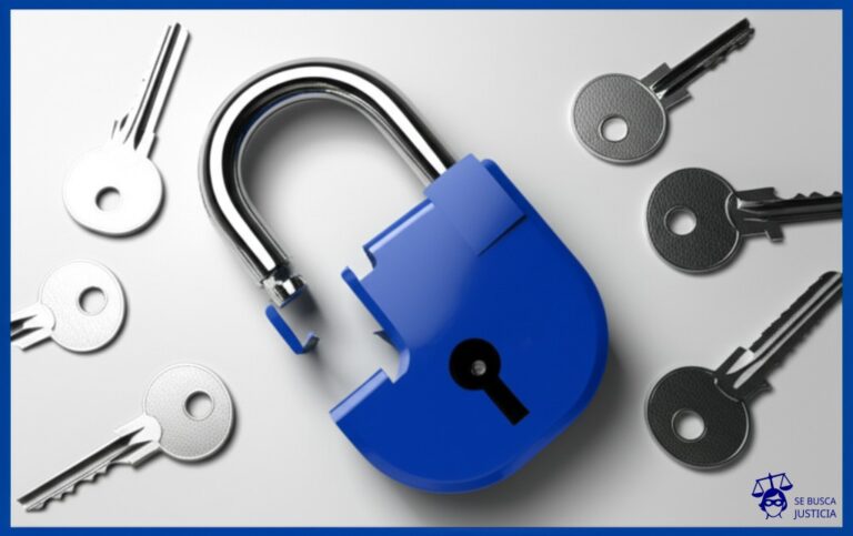 Un candado roto con un montón de llaves regadas alrededor. Representa: Incumplimiento de cláusulas de confidencialidad en desarrollo conjunto