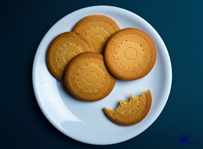 Un plato de galletas a medio comer, con un solo diente mordisqueado. Representa: Incumplimiento del régimen de visitas