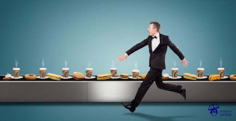 Una cinta transportadora interminable, llena de bocadillos y tazas de café, moviéndose a una velocidad vertiginosa. Una persona, con las manos extendidas, intenta desesperadamente agarrar algo de la cinta mientras corre a su lado, con los ojos desorbitados. Representa: Inexistencia de pausas para alimentación o descanso