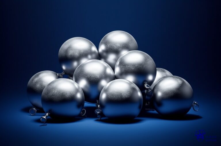 Un montón de globos de acero inoxidable, idénticos, ligeramente desinflados, con una fina capa de polvo encima, apilados torpemente en una esquina. Representa: Jeff Koons ha perdido múltiples juicios por plagio en obras como 'Fait d'Hiver'