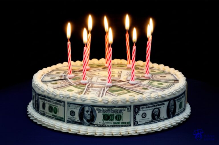 Un gran pastel de cumpleaños con velas encendidas. En lugar de adornos, el pastel está decorado con billetes de dólar. Representa: Juicio de Al Capone