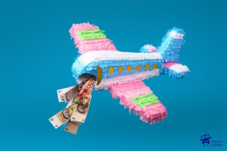 Una piñata con forma de avión, decorada con billetes falsos y con un agujero en un lateral por donde se ven caramelos (que representan promesas) a medio salir. Representa: Karyna, la mujer acusada de montar una estafa con vuelos baratos