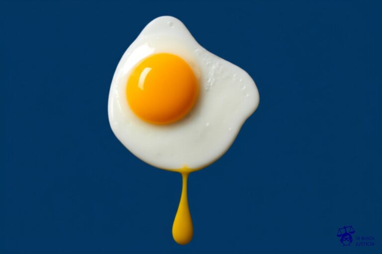 Un huevo frito cayendo al suelo desde una gran altura, con la yema rota y salpicada. Representa: Lesión en deporte extremo sin medidas de seguridad