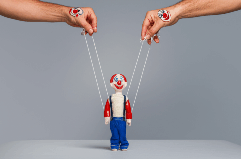 Un títere (niño) con dos manos (padres) jalando las cuerdas en direcciones opuestas, con caras de payasos forzadas y sonrisas exageradas. Representa: Manipulación parental en proceso de custodia