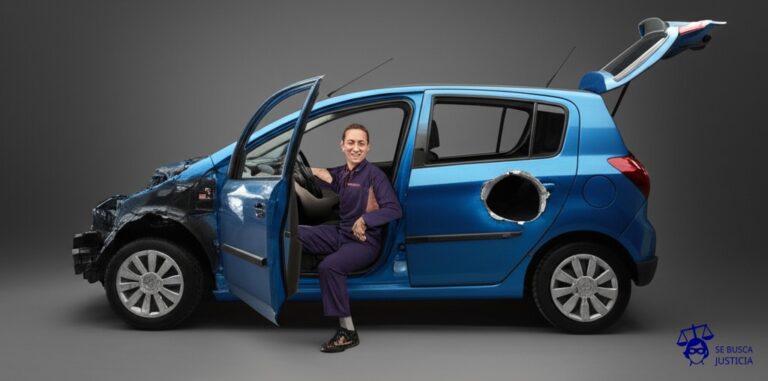 Un coche nuevo, impecable, con un mecánico dentro, sonriendo, y el coche a medio desmontar, con un agujero enorme en el lateral, como si lo hubieran atravesado. El mecánico, con una mano en el bolsillo, señalando con la otra el agujero. Representa: Negativa a cubrir daños causados durante reparaciones