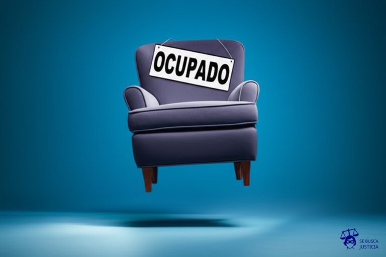 Un sillón flotando en el aire, a varios metros de distancia del suelo, con un cartel de OCUPADO colgado en el respaldo. Representa: No inscripción de la propiedad en el Registro