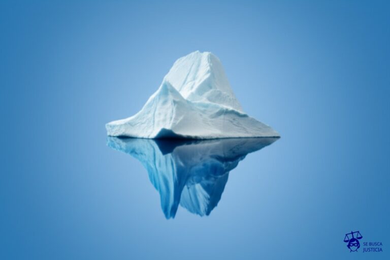 Un iceberg que se derrite rápidamente, con la parte sumergida (la base) mucho más pequeña que la visible. Representa: No pago de aportes previsionales