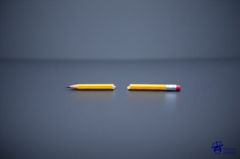 Un escritorio vacío, con un solo lápiz roto en el centro. Representa: No provisión de elementos de trabajo