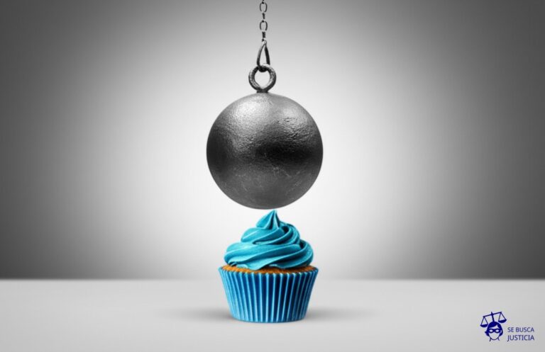 Un pequeño cupcake, perfectamente decorado, siendo aplastado por una enorme bola de demolición. Representa: Penalidades desproporcionadas por cancelación