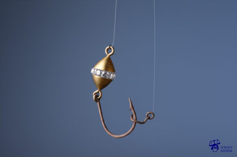 Un anzuelo de pesca con una brillante y tentadora carnada (una joya o un billete de banco), pero el anzuelo es visiblemente endeble y oxidado. Representa: Perfiles falsos usados para engañar y robar información personal