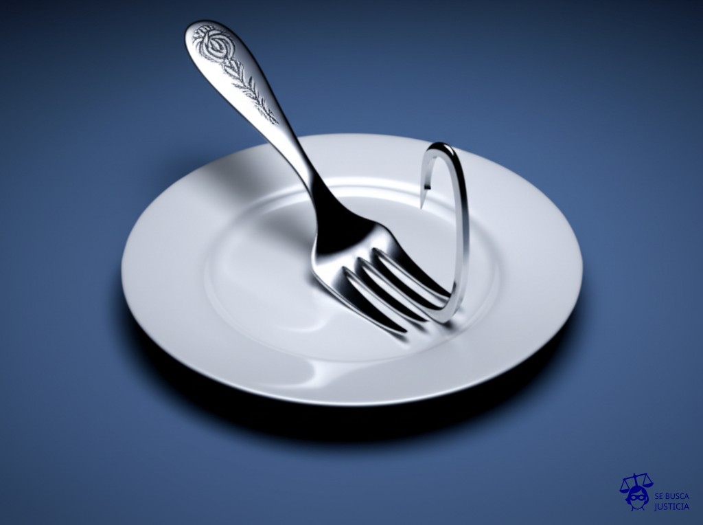 Un anzuelo gigante, desproporcionadamente grande, con forma de tenedor de mesa, clavado en un plato hondo vacío. Representa: Pesca ilegal en zonas vedadas o sobreexplotadas