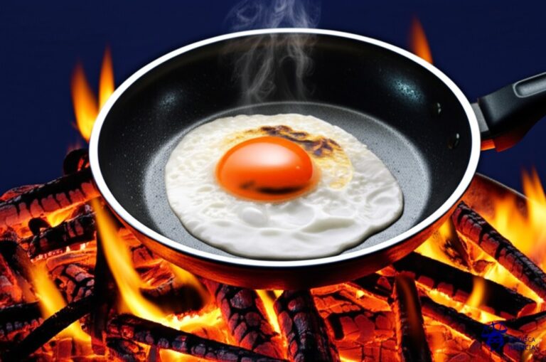 Una escultura de un huevo frito en una sartén, con la yema (el centro) ligeramente quemada y humeante. La sartén está colocada sobre un montón de brasas incandescentes, pero la llama está apagada. Representa: Pilar Albarracin ha expuesto obras que visibilizan la violencia generando debate sobre su contenido