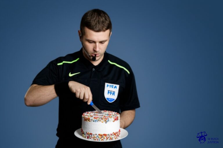Un ciego con un silbato, intentando partir una torta con un cuchillo de mantequilla. Representa: Polémico arbitraje en el Chelsea vs. Barcelona (Champions 2009