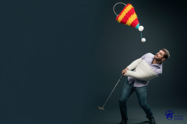 Un hombre con un yeso en todo el cuerpo, intentando desesperadamente alcanzar una piñata con un palo de golf. Representa: Problemas con coberturas de accidentes personales en seguros empresariales