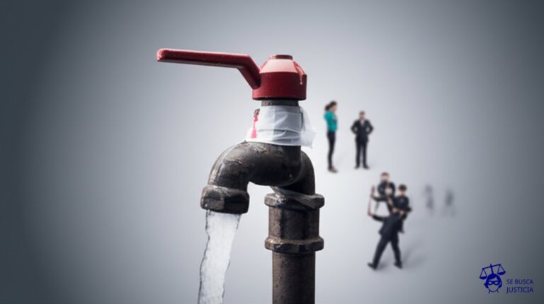 Un grupo de personas intentando sacar agua de un grifo oxidado y tapado con cinta adhesiva. Representa: Problemas con el pago de indemnizaciones en seguros colectivos