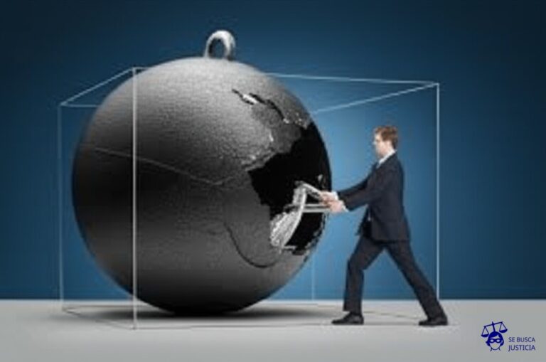 Un hombre intentando meter una gran bola de demolición dentro de una caja de cristal delicada, con la bola ya mostrando signos de haber roto una esquina. Representa: Problemas con exclusiones por actos ilícitos del asegurado