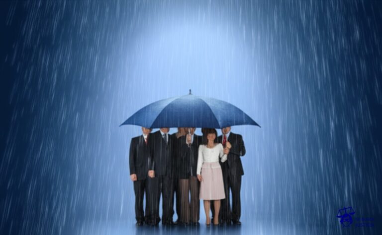 Un grupo de personas, todas con una sola sombrilla diminuta, tratando de cubrirse de una lluvia torrencial. Representa: Problemas con la cobertura en pólizas grupales