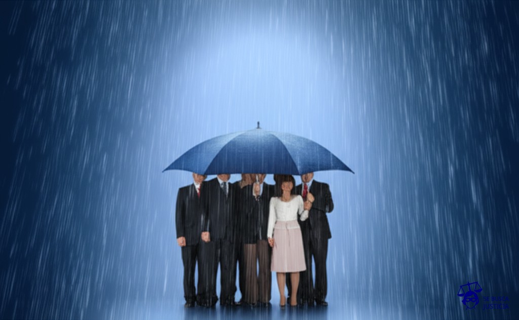 Un grupo de personas, todas con una sola sombrilla diminuta, tratando de cubrirse de una lluvia torrencial. Representa: Problemas con la cobertura en pólizas grupales