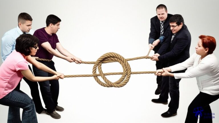 Un grupo de personas, cada una con un extremo de una cuerda gruesa. En el centro, la cuerda se enreda en un nudo gigantesco e inextricable. Todos tiran con fuerza, mirando en direcciones diferentes, con expresiones de frustración. Representa: Problemas de titularidad en herencias