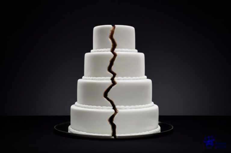 Un enorme y elegante pastel de bodas, impecable y tentador, con una grieta visible que lo atraviesa de arriba a abajo. Representa: Problemas legales en fusiones o adquisiciones