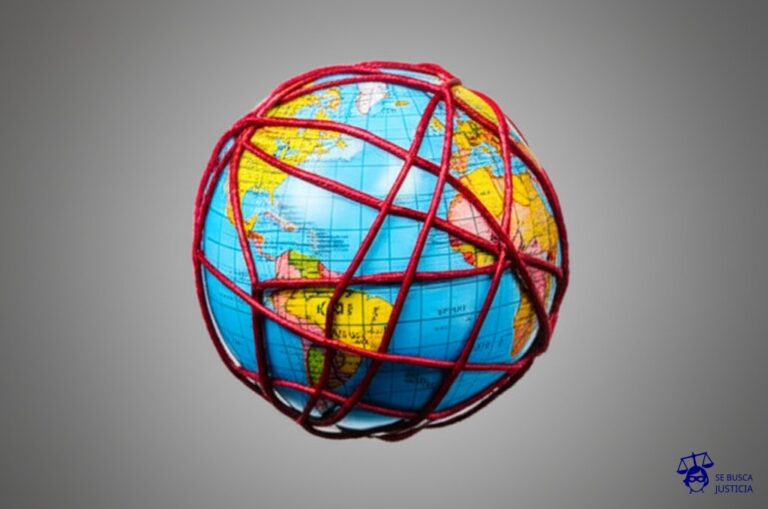 Un globo terráqueo, atado con una cantidad ridículamente excesiva de cuerdas, de tal manera que casi no se puede ver el globo. Representa: Problemas por el uso de cláusulas penales excesivas