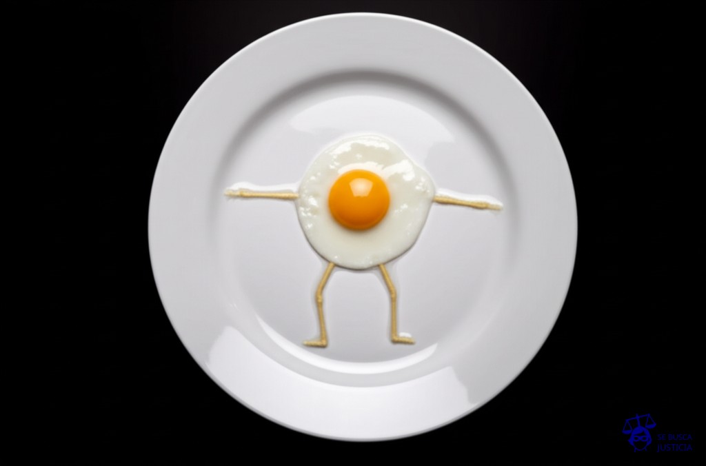 Un huevo estrellado, pero con dos brazos y dos piernas intentando nadar en un plato hondo y resbaladizo. Representa: Rechazo de adopción por falta de aptitud psicofísica