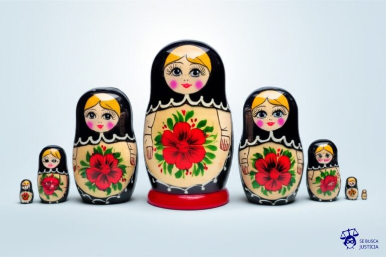 Una fila de muñecas rusas (matrioskas), pero en lugar de encajar perfectamente unas dentro de otras, todas son idénticas en apariencia externa y del mismo tamaño, dispuestas en una línea. Representa: Registro de diseños de envases similares para confundir al consumidor