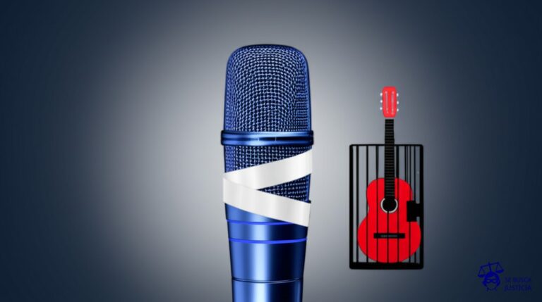 Un micrófono con la boca tapada por una cinta adhesiva, y a su lado, una guitarra en una jaula. Representa: Roberto Carlos fue censurado durante la dictadura argentina por su musica