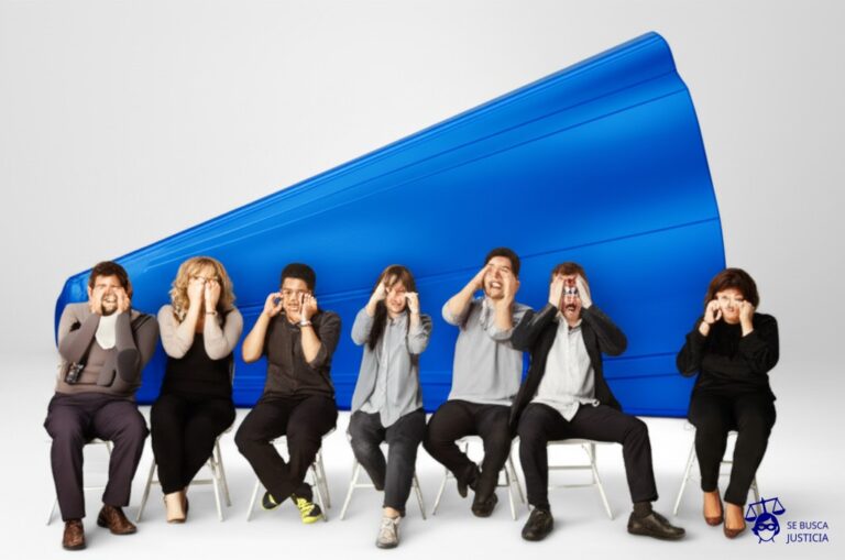 Un altavoz gigante con forma de ataúd, emitiendo una melodía estridente y desafinada, mientras varias personas se tapan los oídos con muecas de incomodidad. Representa: Teresa Margolles ha abordado la violencia en sus obras como Sonidos de la muerte lo que ha generado controversia