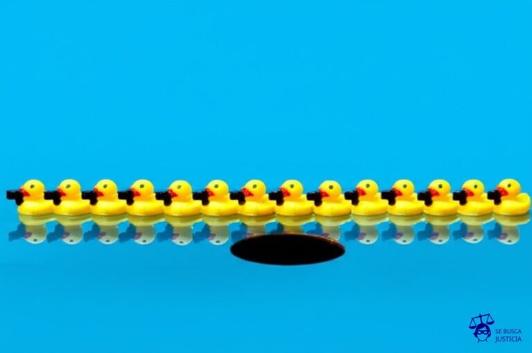 Una fila interminable de patitos de hule amarillos, cada uno con un pequeño cañón negro en la boca, nadando en fila india hacia un agujero negro en el agua. Representa: Tráfico ilegal de armas