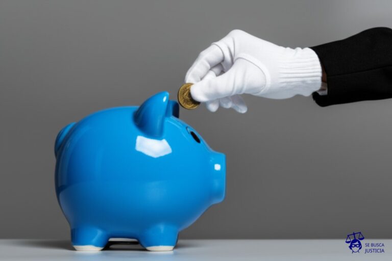 Un ladrón con guantes blancos, sigilosamente, introduce monedas de contrabando en una alcancía ajena, mientras el dueño (representado por la alcancía) mira despreocupado. Representa: Un proveedor de servicios de telecomunicaciones impone cargos no autorizados en la factura mensual de un usuario sin previo aviso o consentimiento explícito del cliente.