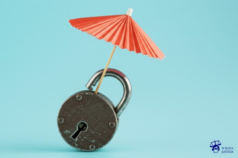 Un candado robusto y antiguo, de metal oxidado, sujetando un pequeño y endeble paraguas de papel. Representa: Uso de tecnología blockchain para gestionar derechos de autor