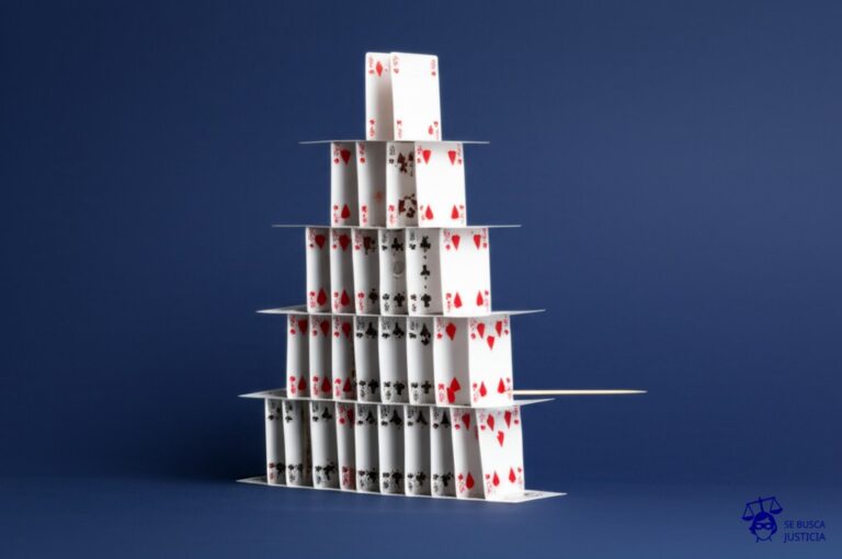 Un enorme castillo de naipes (representando el software) sostenido precariamente por un solo palillo de dientes (la licencia de código abierto). Representa: Validez de licencias de software de código abierto en contextos comerciales