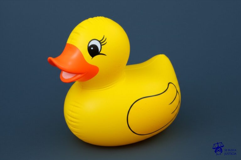 Un patito de goma inflable, ostensiblemente con la forma de un cisne majestuoso, a punto de explotar por la presión. Representa: Venta de productos falsificados con marcas registradas