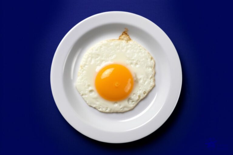 Un huevo frito al que le han robado la yema, reemplazándola con un trozo de queso cheddar. Representa: Violación del derecho a la identidad