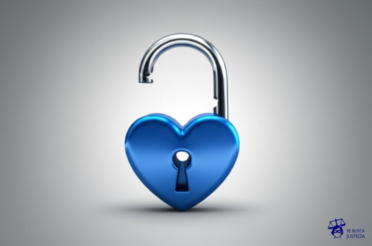 Un candado con forma de corazón, completamente abierto y con un agujero de llave gigante que permite ver a través de él. Representa: Violación del derecho a la privacidad y protección de datos personales