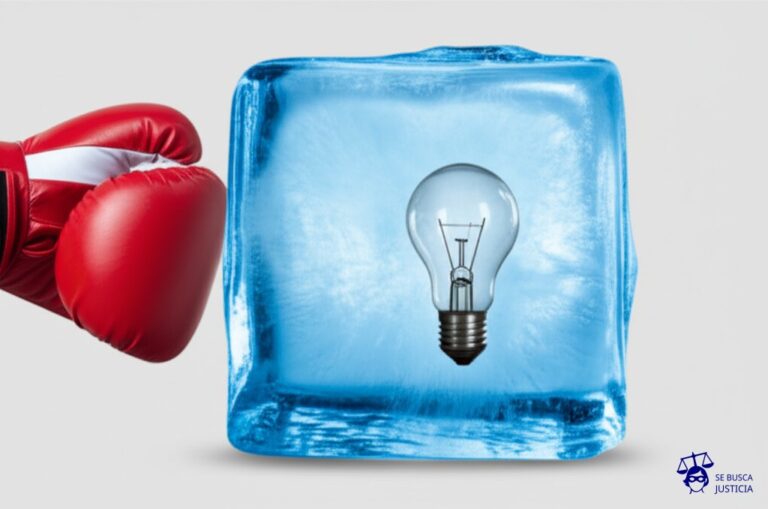Un gran cubo de hielo (representando el consorcio) con un pequeño foco (los derechos fundamentales) dentro, completamente apagado y congelado. Al lado, una mano gigante (la arbitrariedad) con un guante de boxeo, a punto de golpear el cubo. Representa: Amparo por el corte de suministro de energía eléctrica en espacios comunes de un consorcio, planteando la arbitrariedad e ilegitimidad del accionar contra derechos fundamentales.