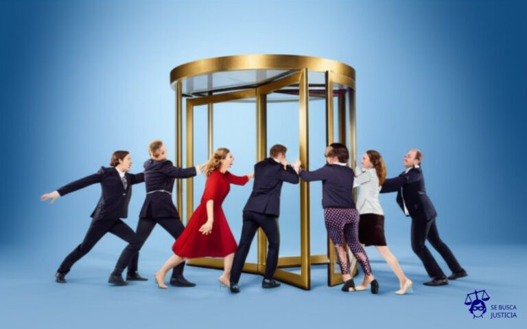 Un grupo de personas intentando entrar a través de una puerta giratoria, empujando y tirando en direcciones opuestas, con la puerta atascada a medio camino. Representa: Disputas sobre el alcance de los derechos cívicos como la reunión, asociación y petición, y sus límites constitucionales.