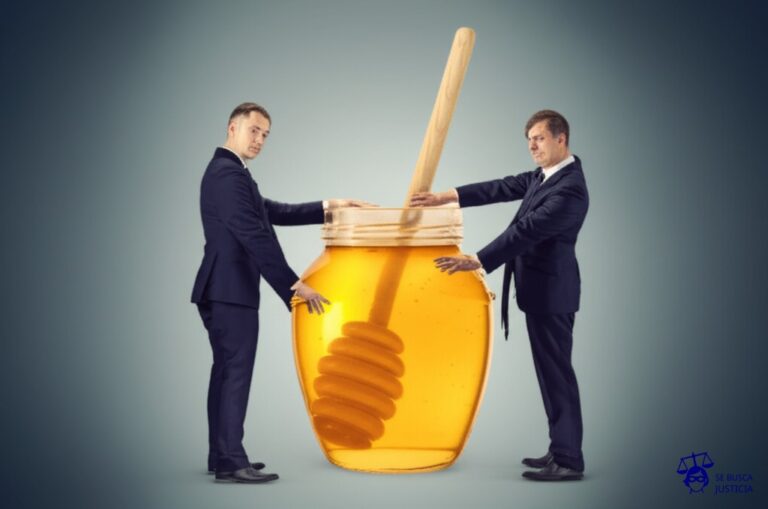 Dos personas idénticas, vestidas con traje, intentando meter la mano en un mismo tarro gigante de miel, pero solo una logra alcanzarla mientras la otra se queda con la mano vacía. Representa: Doble seguro, donde el asegurado contrata la misma cobertura con dos aseguradoras diferentes y reclama la indemnización completa a una de ellas. La aseguradora se opone, argumentando que debe aplicarse la prorrata. El mecanismo legal implica la notificación fehaciente a todas las compañías y la aplicación del art. 71 de la Ley de Seguros.