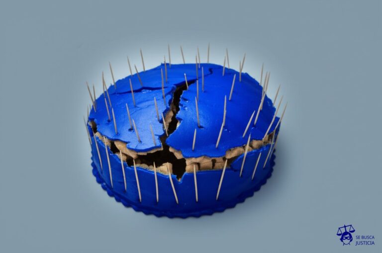 Un pastel deteriorado, con grietas y hundimientos, siendo sostenido precariamente por palillos de dientes clavados por fuera. Representa: El consorcio de un edificio se niega a aprobar las obras necesarias en el inmueble, lo que genera que los vecinos denuncien al consorcio. Los vecinos deben realizar las obras por su cuenta.