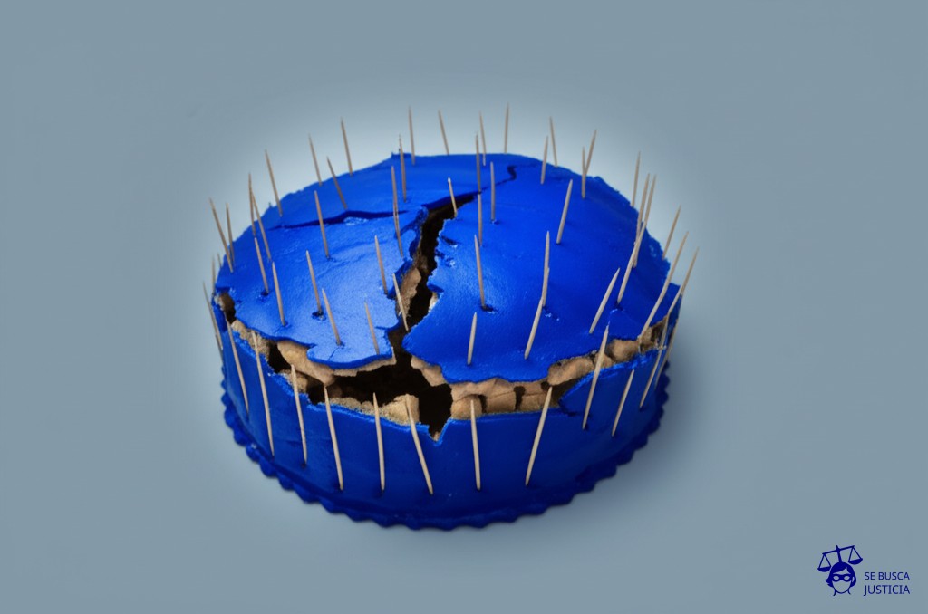 Un pastel deteriorado, con grietas y hundimientos, siendo sostenido precariamente por palillos de dientes clavados por fuera. Representa: El consorcio de un edificio se niega a aprobar las obras necesarias en el inmueble, lo que genera que los vecinos denuncien al consorcio. Los vecinos deben realizar las obras por su cuenta.